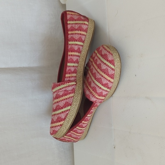 b.o.c. Red Patterned Fabric Espadrille Flats Size 7.5M - Picture 4 of 6